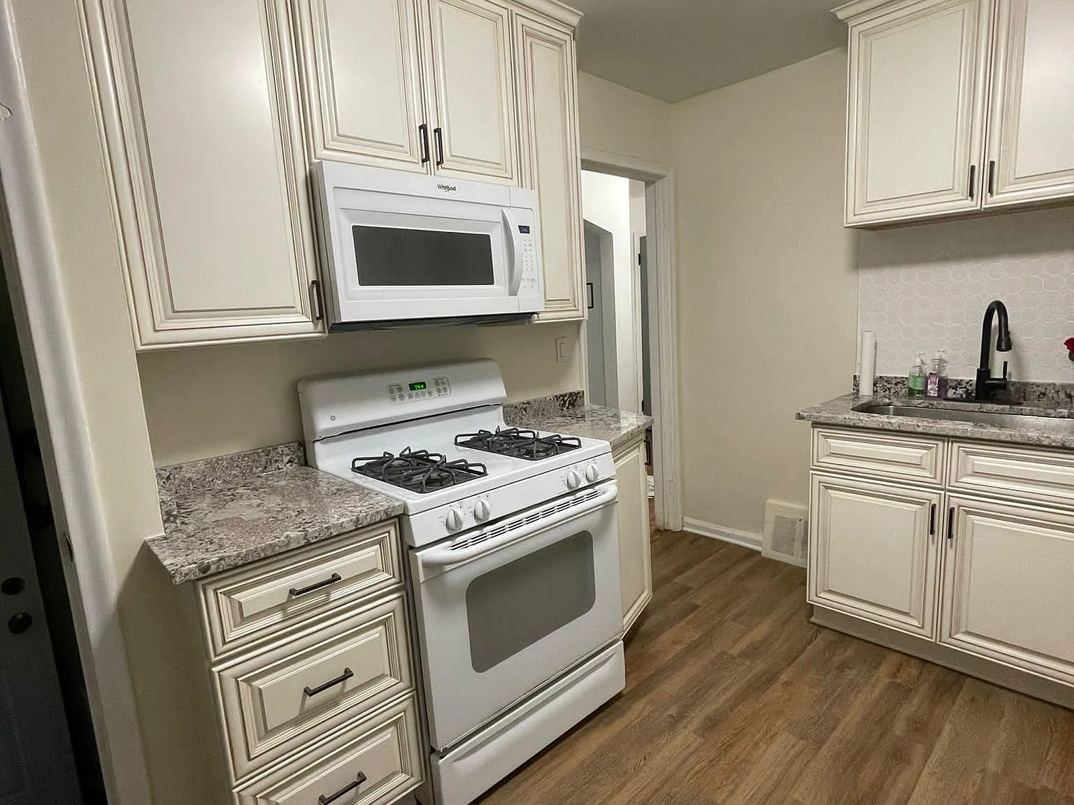 3 bed, 890 sqft, $1,700 — Photo 3
