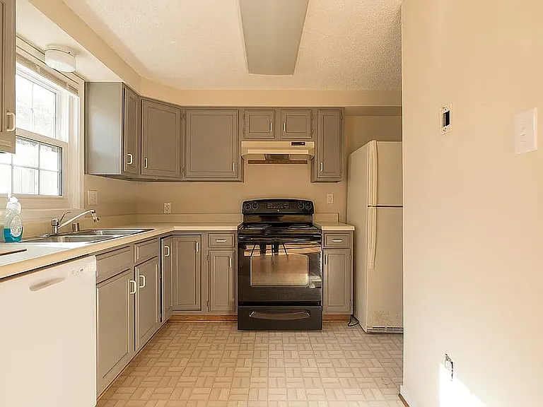 202 Lily Ct — Photo 4
