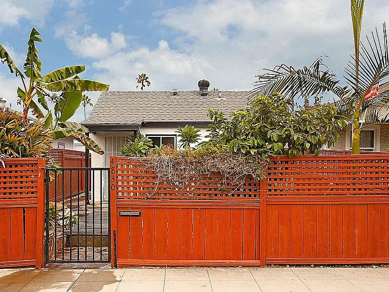Front/entrance gate