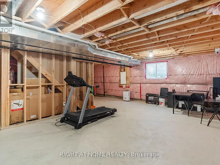 402 Tansbury St N — Photo 36