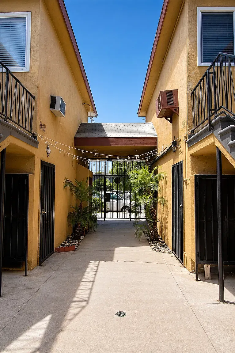 9204 Sepulveda Blvd — Photo 2