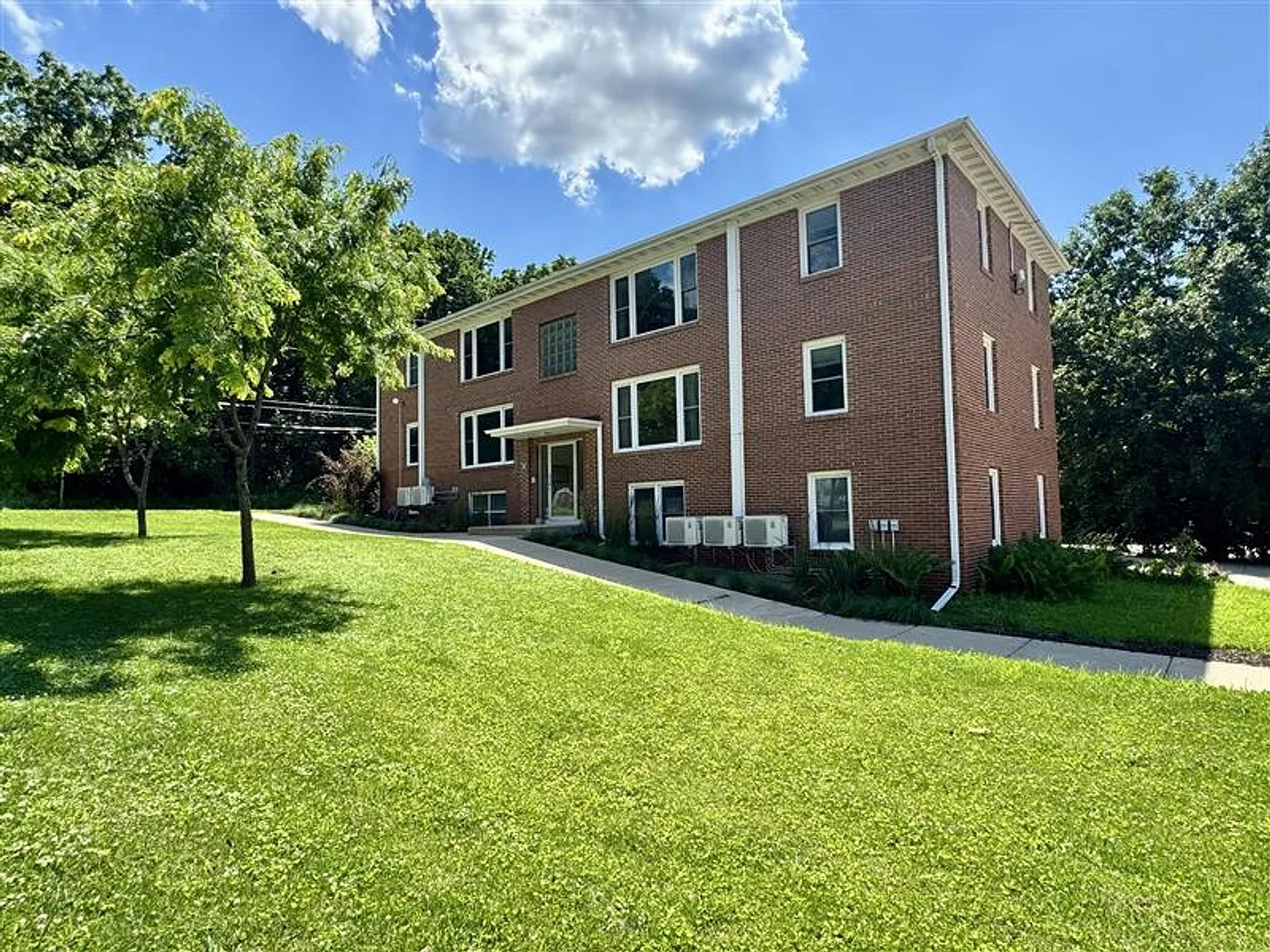 Great Location! 2-bed 1-bath Apartment — Photo 2