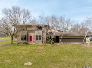 1 Hackberry Rd, Mason City, IA 50401