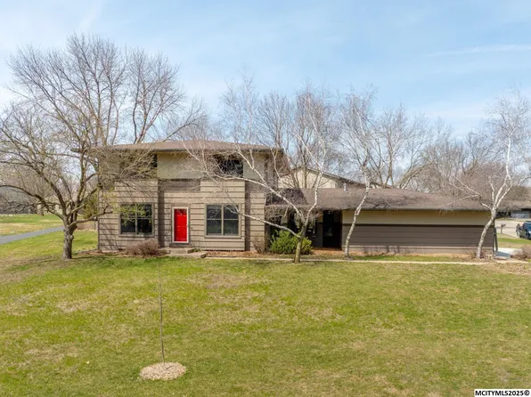 1 Hackberry Rd, Mason City, IA 50401