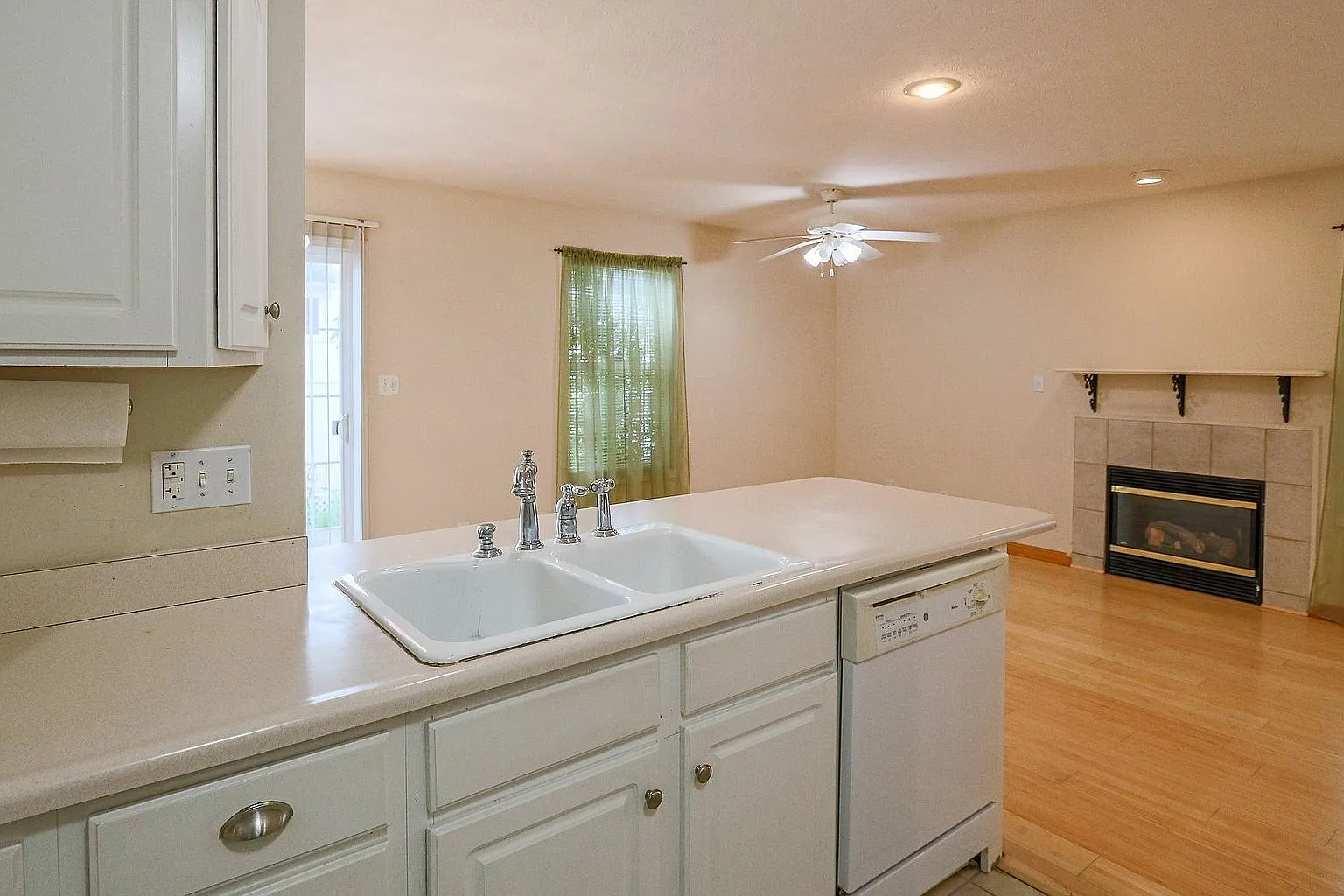 2623 E Oaklawn CT - 0 — Photo 2