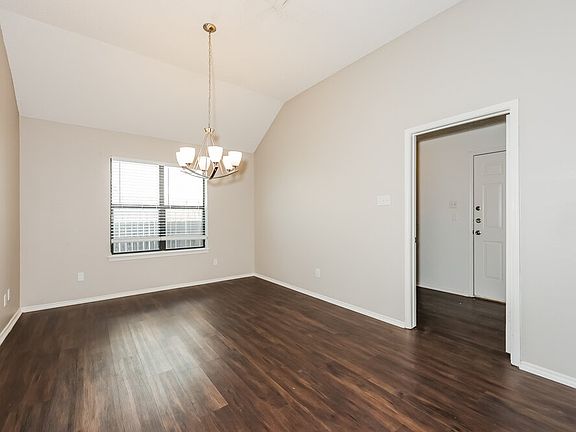 5th image of 812 Ironsides Ln