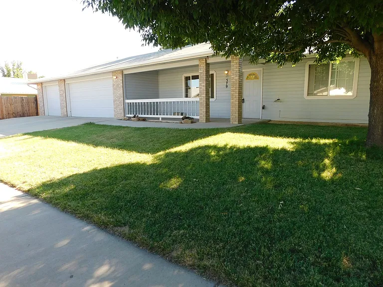 579 Darby Dr — Photo 2