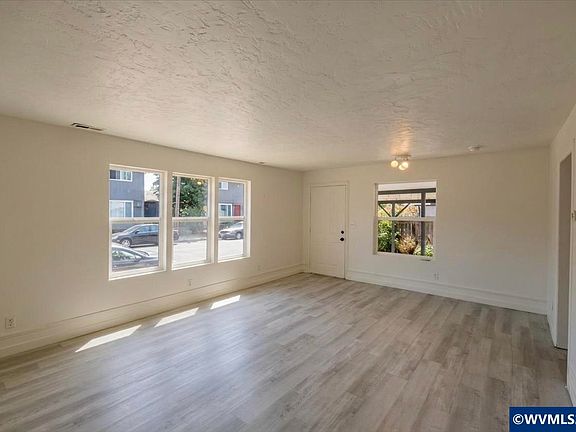 5th image of 925 21st Ave SW