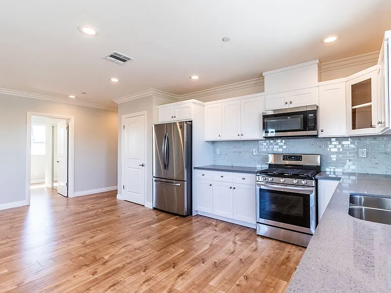 1737 S Longwood Ave — Photo 38