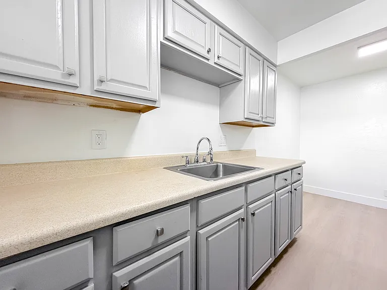 1100 S Broadway #205 — Photo 11