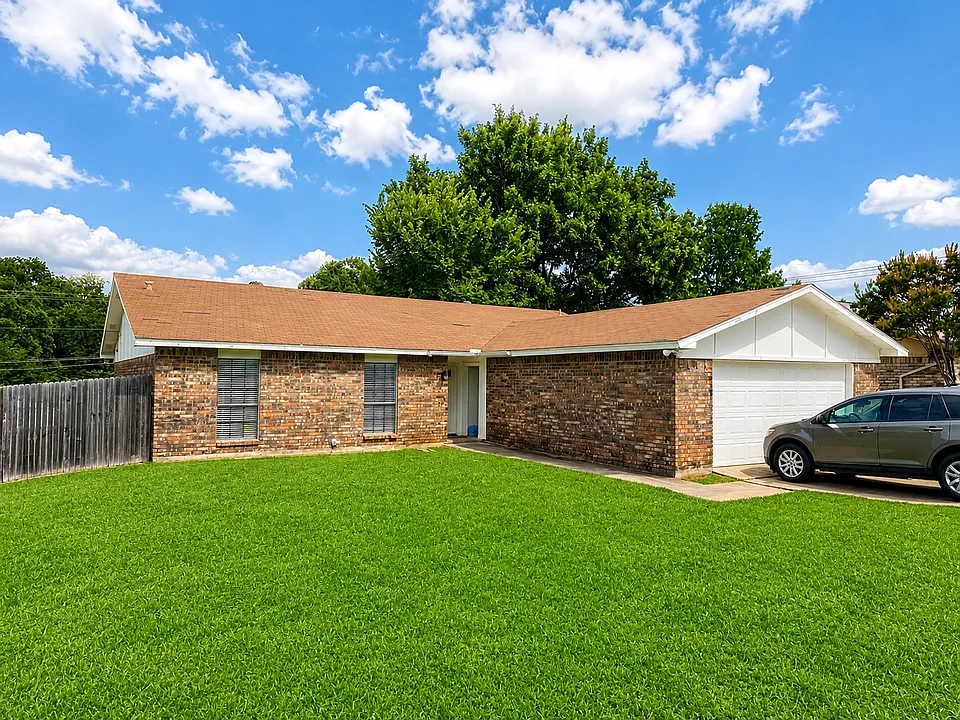 2304 Chinaberry Dr