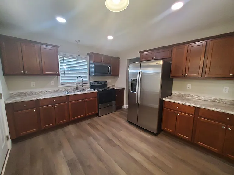 1208 Hillsboro St — Photo 3