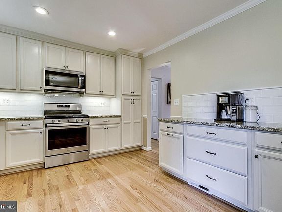 3rd image of 8904 Moreland Ln