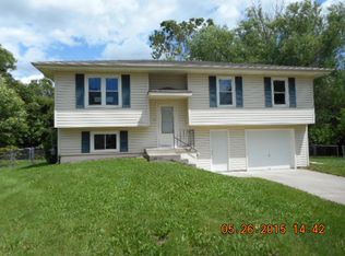 1306 SE 20th St, Oak Grove, MO 64075
