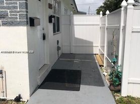 904 SW 7th Ter, Hallandale Beach, FL