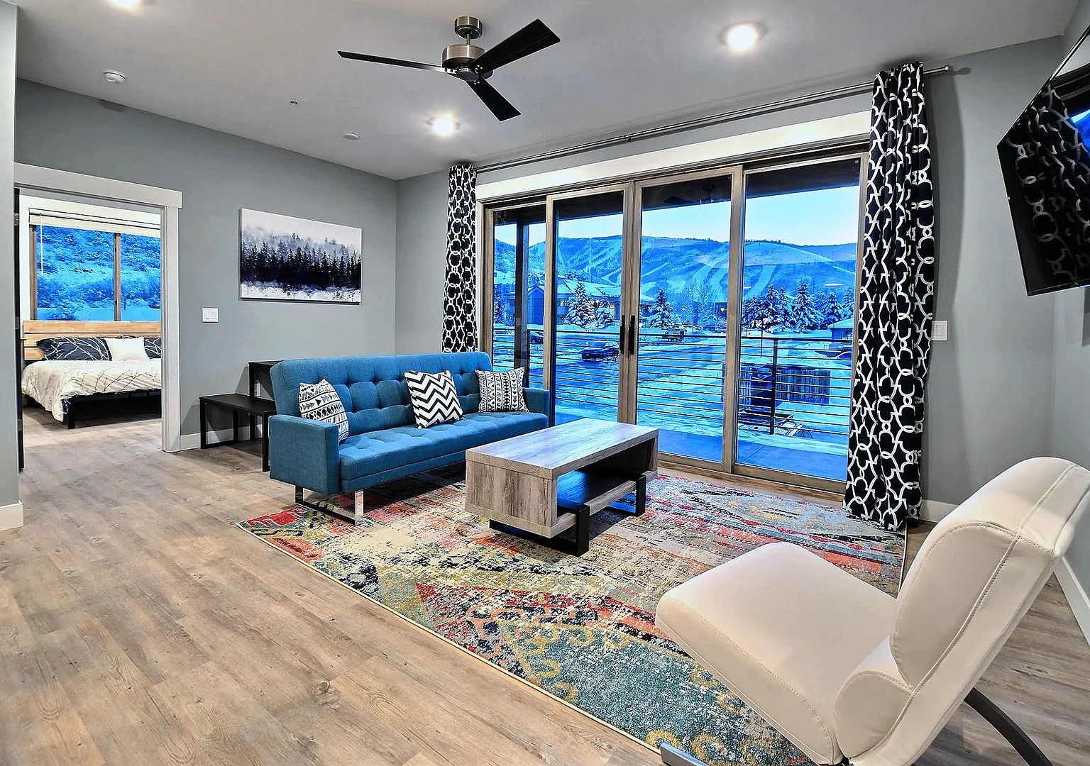 Gorgeous Top Floor Condo in Prospector!! — Photo 2