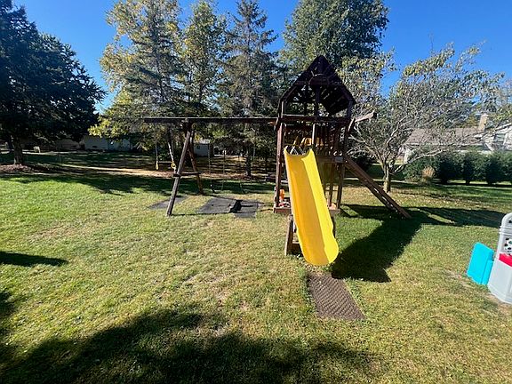 3rd image of 3213 Sunset Lake Dr