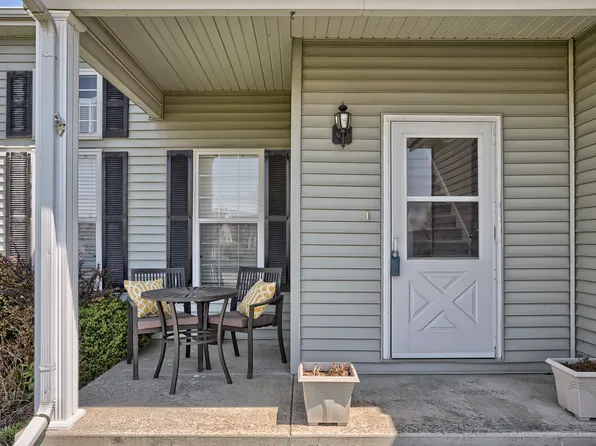 902 Cyndy Ln, Champaign, IL 61822