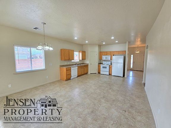 5th image of 447 W Harvest Ln
