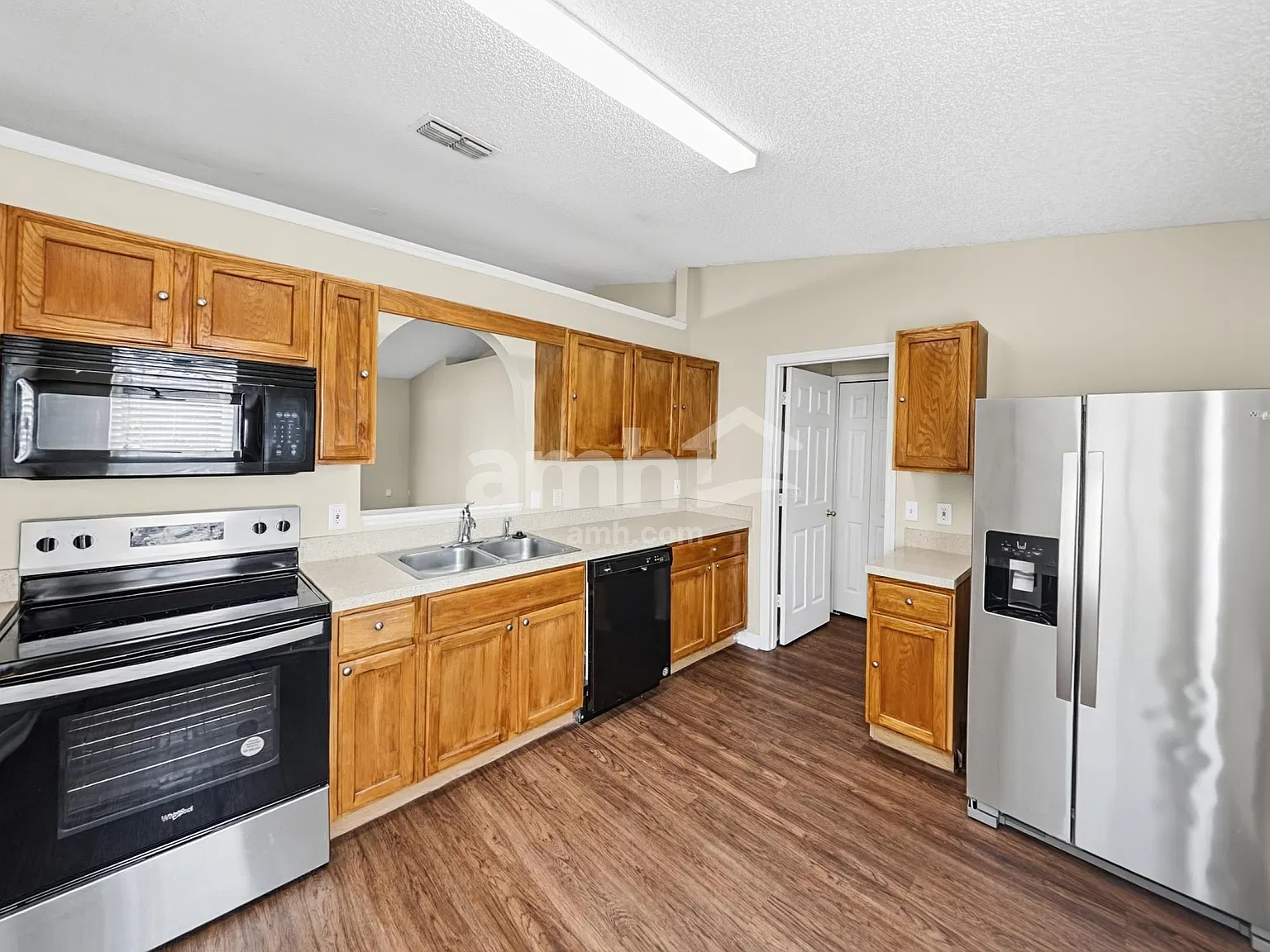 3 bed, 2.0 bath, 1260 sqft, $2,220 — Photo 3