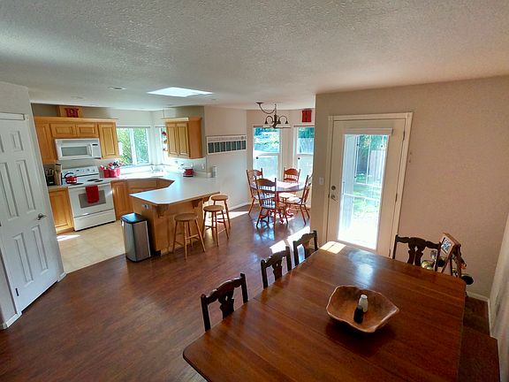 Kitchen/ Dining Room