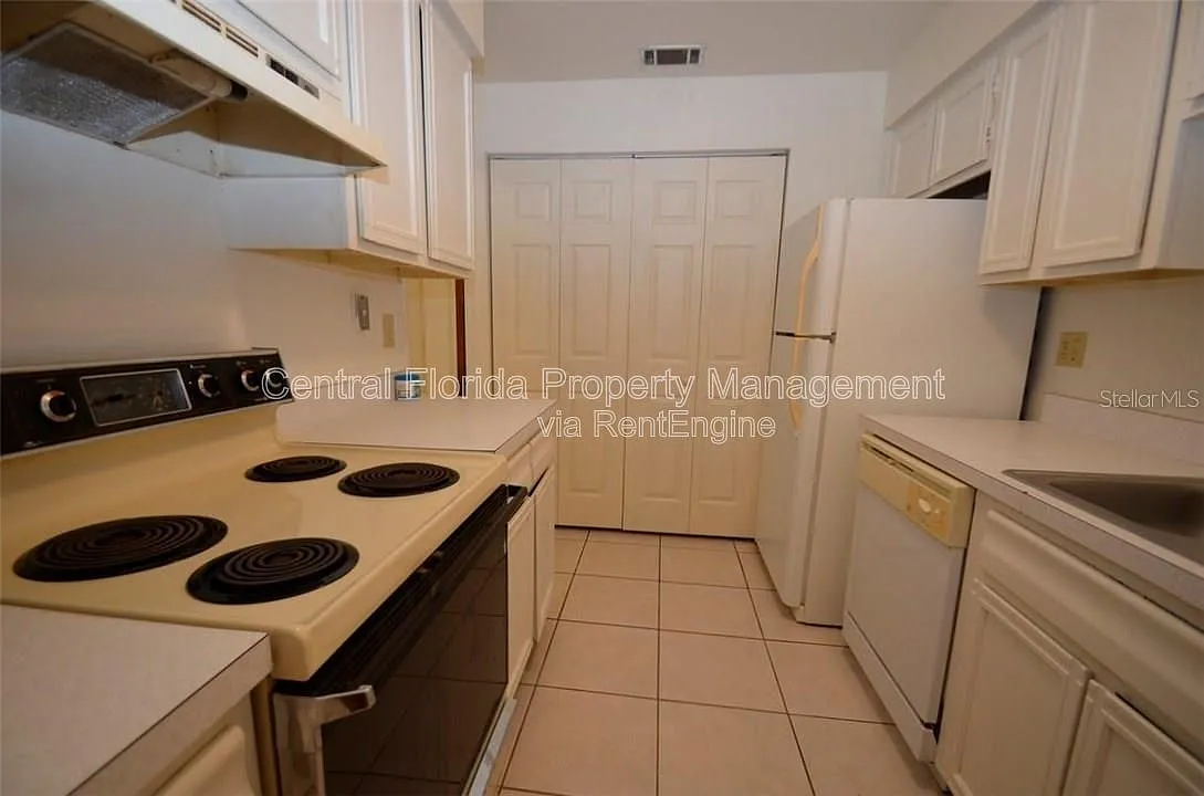 2 bed, 1.0 bath, 920 sqft, $1,199 — Photo 2