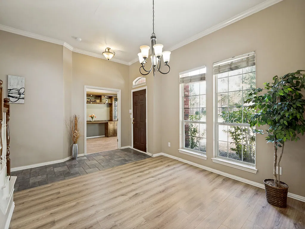 3 bed, 2400 sqft, $2,650 — Photo 2