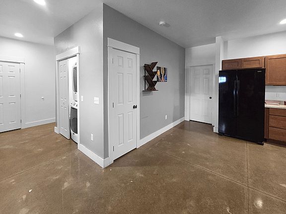 4th image of 250 Weare St