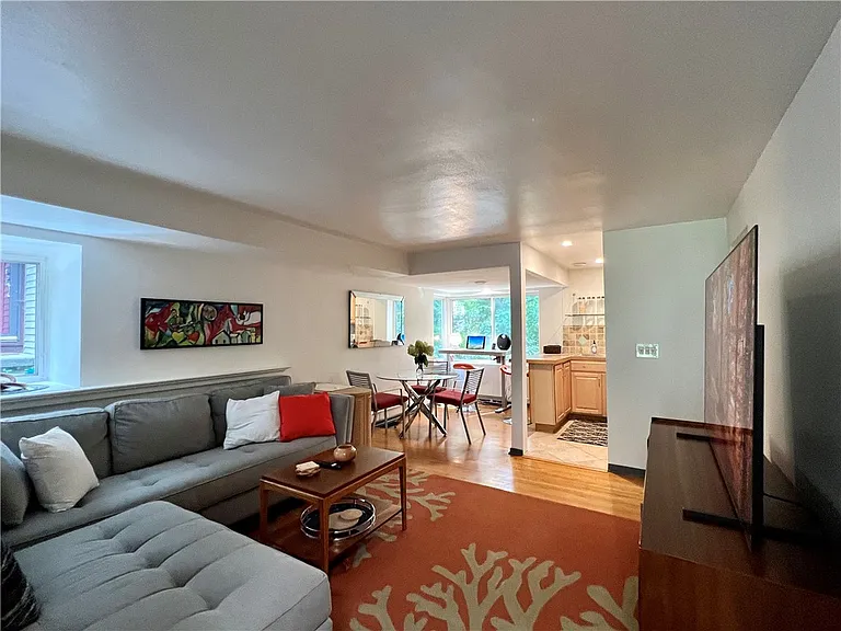 24 Menlo Pl #LOWER — Photo 2