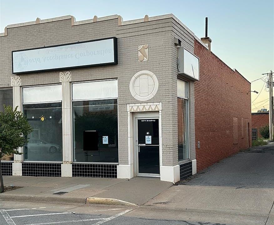 1st image of 212 W Broadway Ave