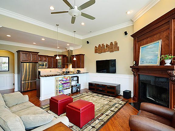 4th image of 2450 W Montrose Ave #4W