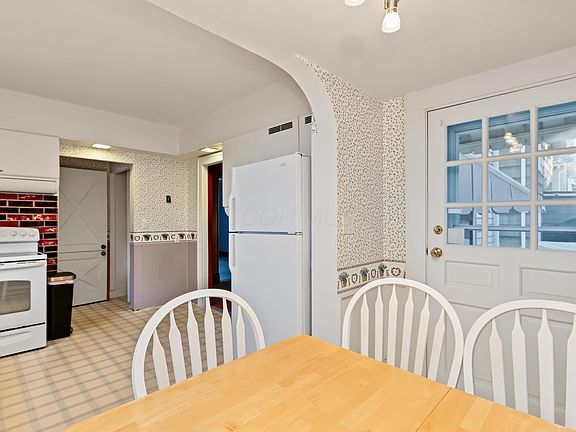 5th image of 153 Reba Ave