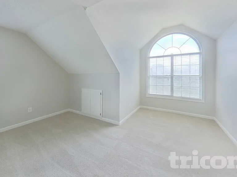 1055 Maria Dr — Photo 8