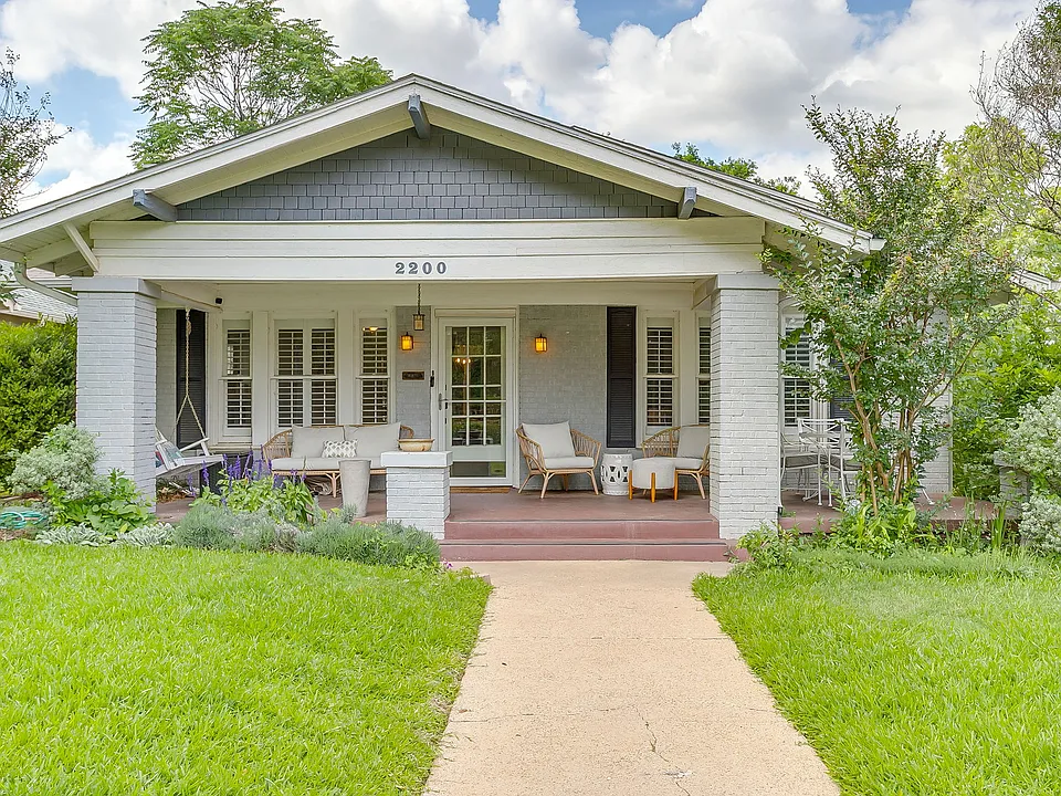 2200 W Magnolia Ave