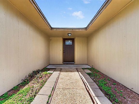 4th image of 20014 Bishops Gate Ln