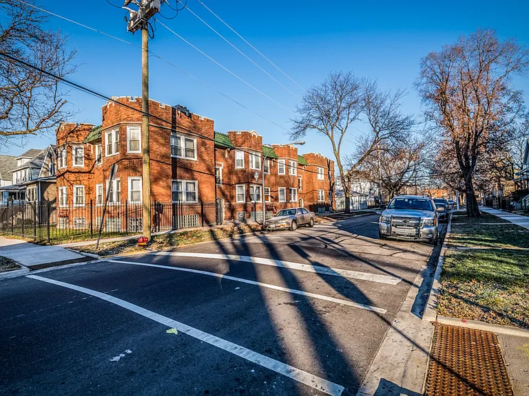 702 N Waller Ave — Photo 9