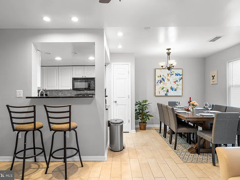 228 Stevenson Sq — Photo 11