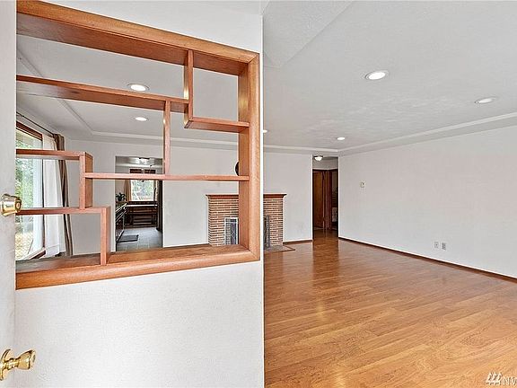 2nd image of 921 E 57th St