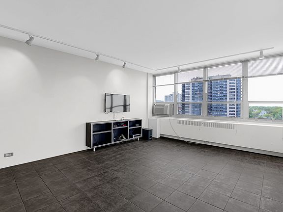 4th image of 3950 N Lake Shore Dr APT 1100A