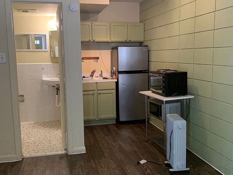 Elmwood Pl. Apts. — Photo 13