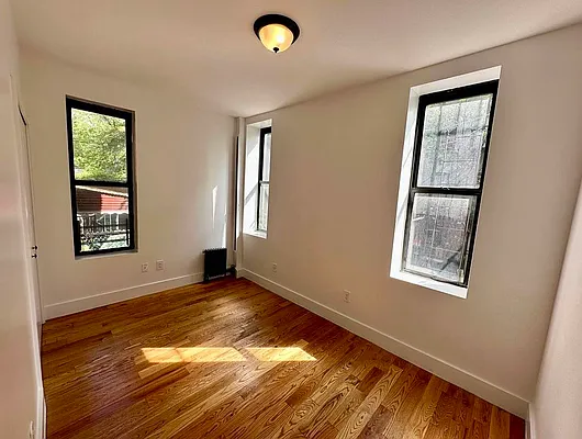Rented by Max Apt LLC | media 9