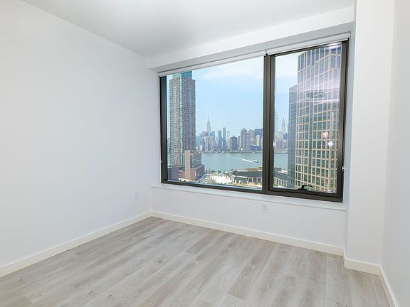 5th image of 87 Commercial St #1821S