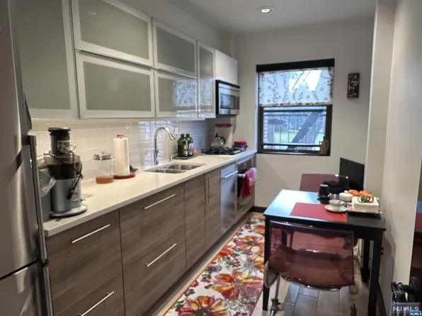 3061 Edwin Ave APT 2G, Fort Lee, NJ 07024