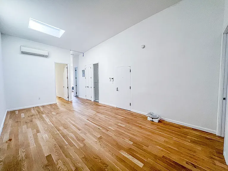 1114 Gates Ave #3 — Photo 2