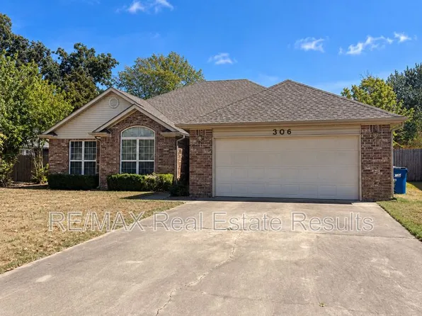 306 Old Forge Dr, Bentonville, AR 72712