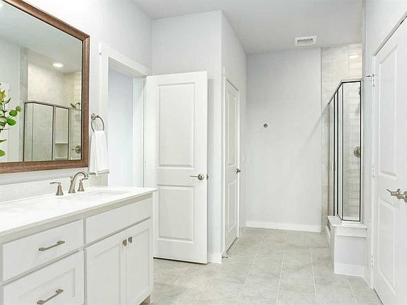4th image of 3681 Rosemont Dr