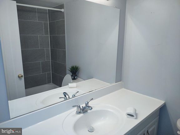 5th image of 3301 Hewitt Ave APT 403