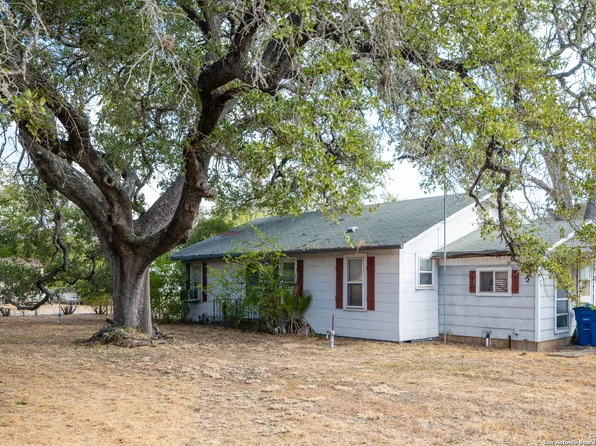 529 Avenue E, Poteet, TX 78065