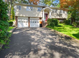 7 Grant Ave, Smithtown, NY 11787