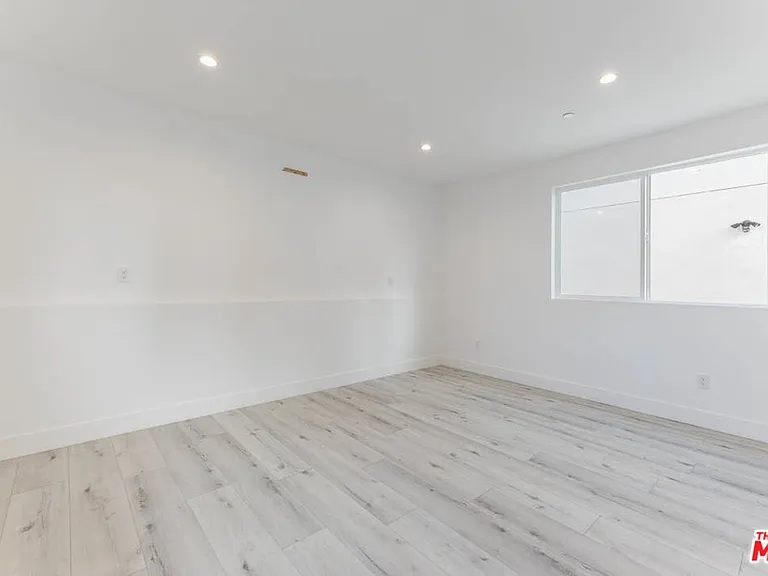 1238 1/2 N Beachwood Dr — Photo 4